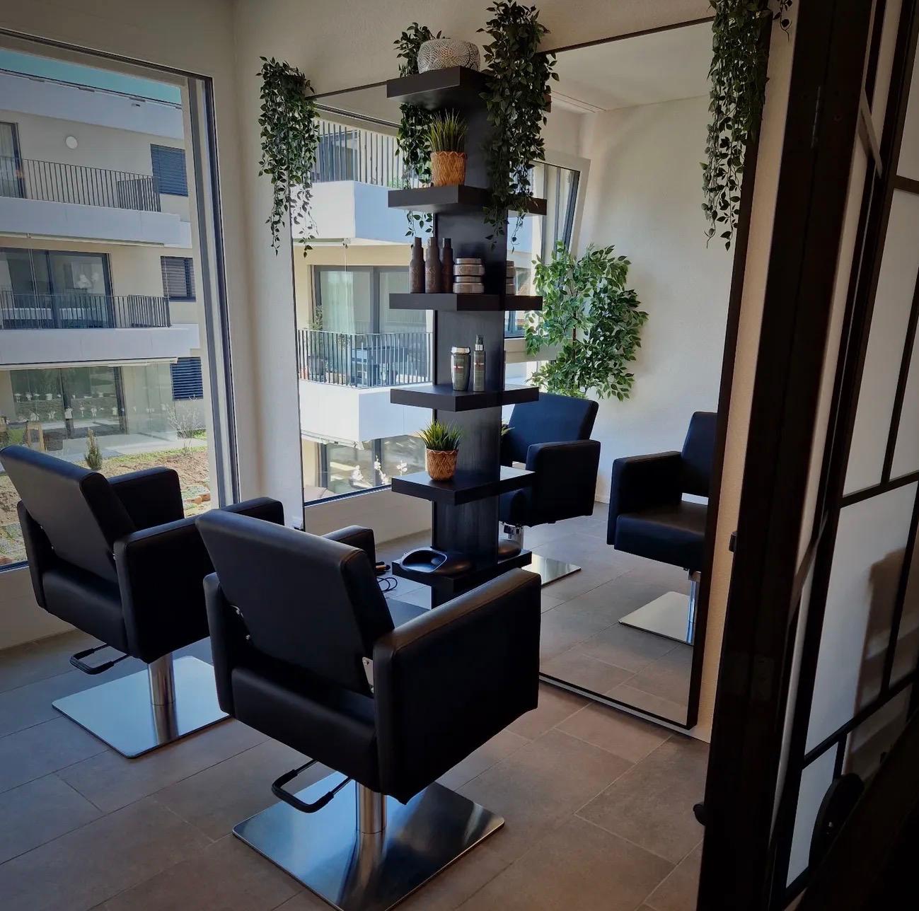 Coiffeur-Bereich mit Styling-Stühlen und Tageslicht