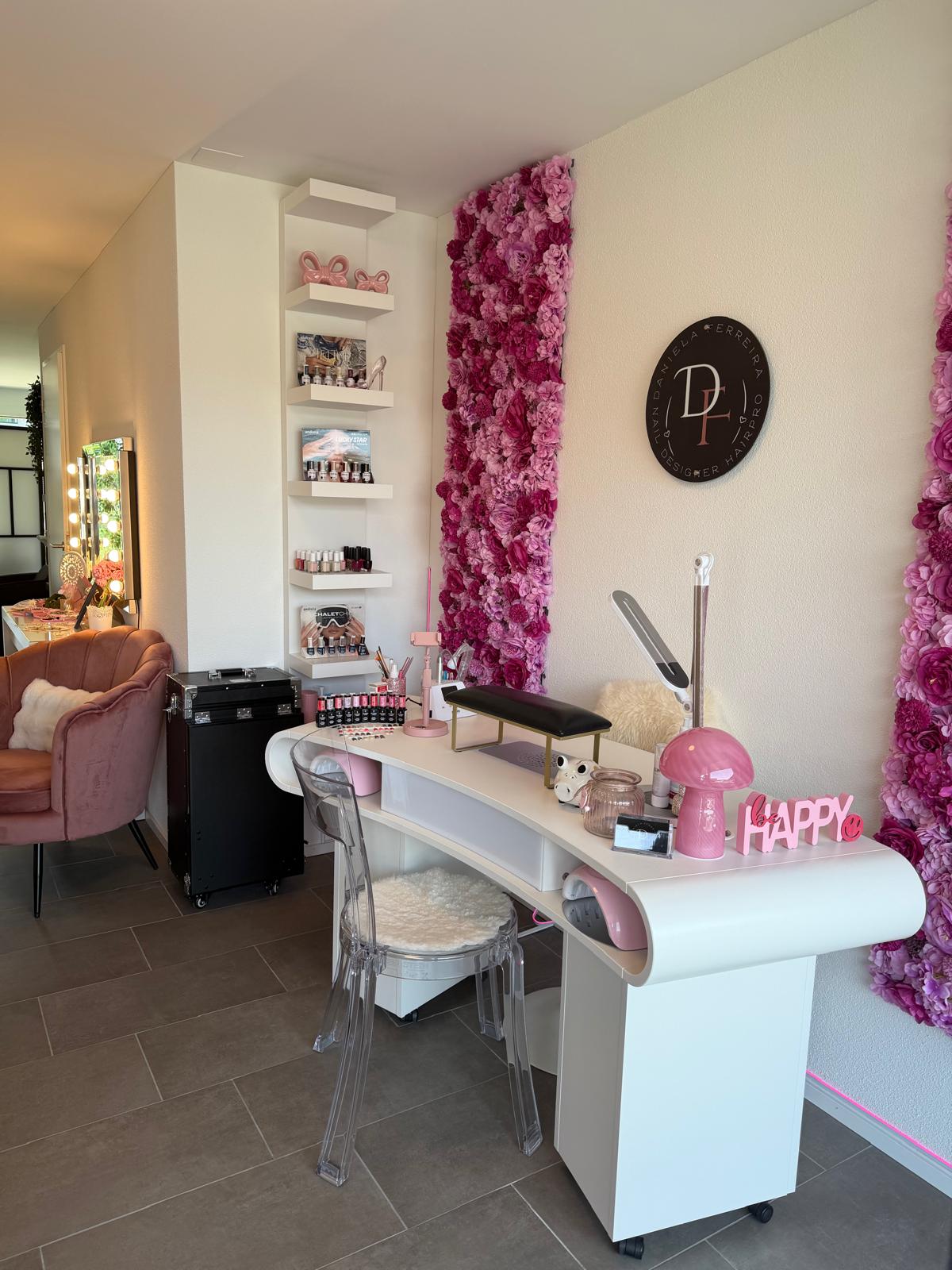 Nagelstudio mit Blumenwand